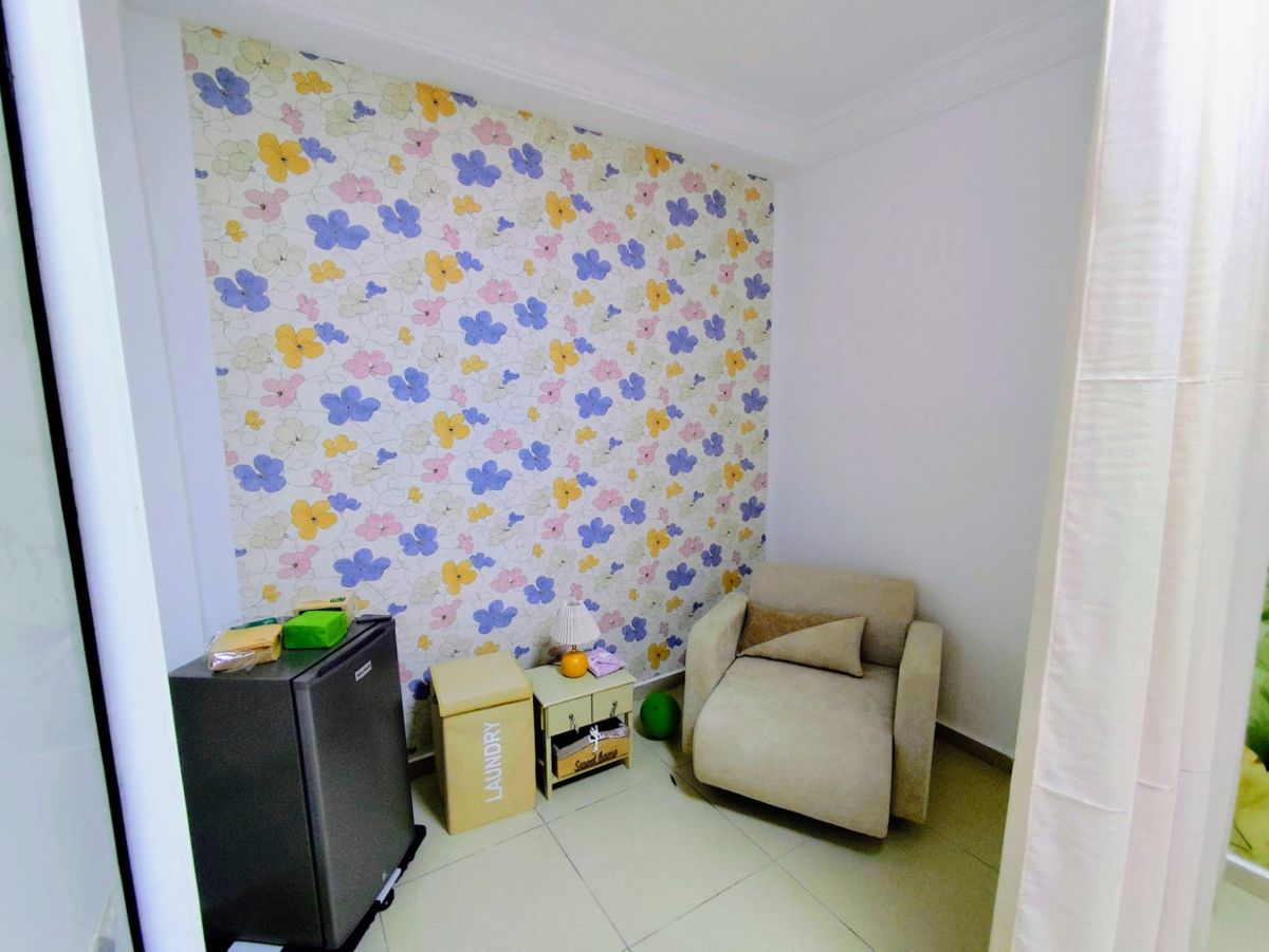 Espace allaitement au calme : fauteuil confortable et papier peint fleuri