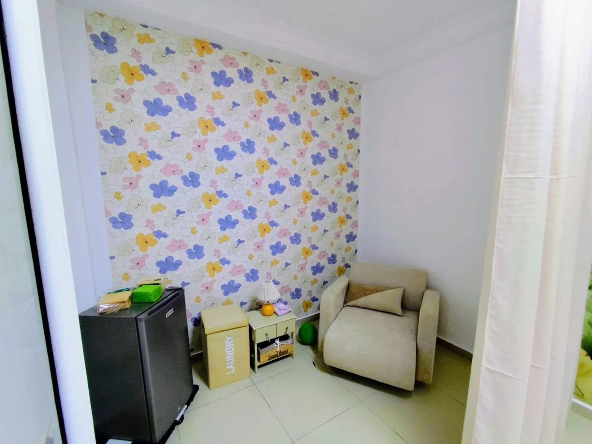 Espace allaitement au calme : fauteuil confortable et papier peint fleuri