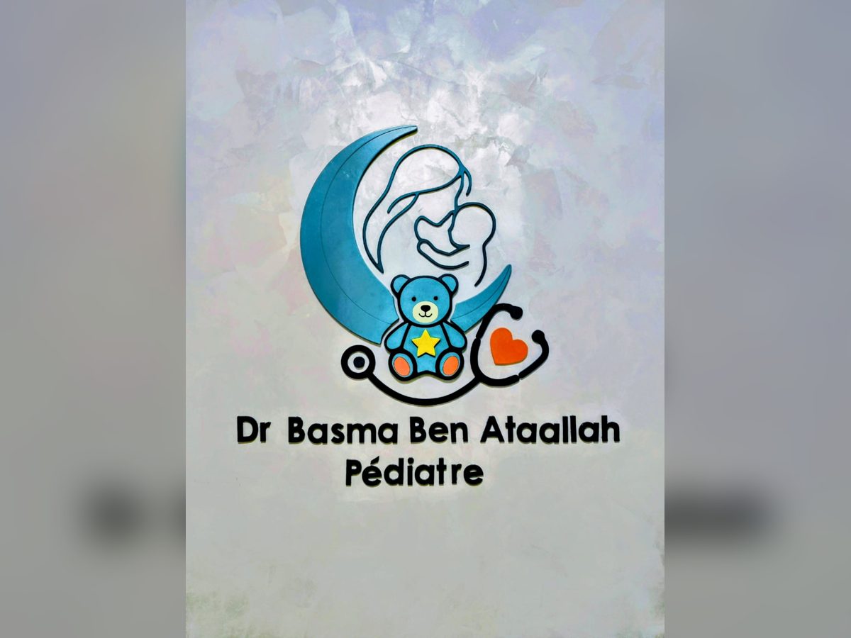 Logo mural du cabinet : maman et bébé dans un croissant de lune, ourson et stéthoscope en forme de cœur